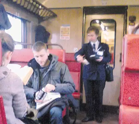 Najpierw bilety pasażerów sprawdza konduktor albo kierownik pociągu w mundurze.