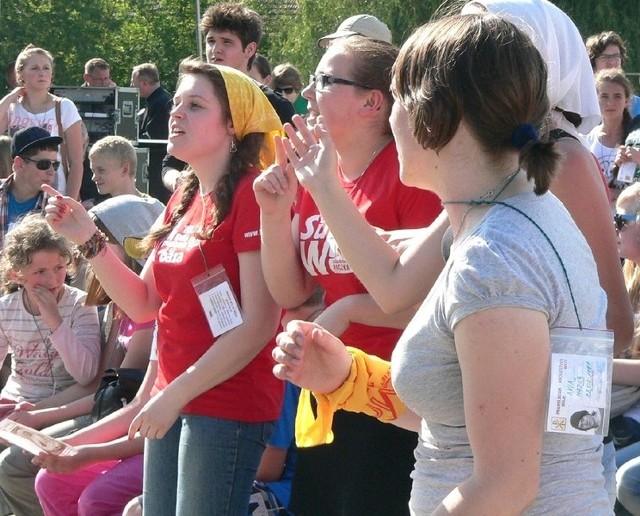 Młodość, modlitwa, muzyka - tak wierni bawią się na sobotnim 11. Spotkaniu Młodzieży Diecezji Kieleckiej w Wiślicy.