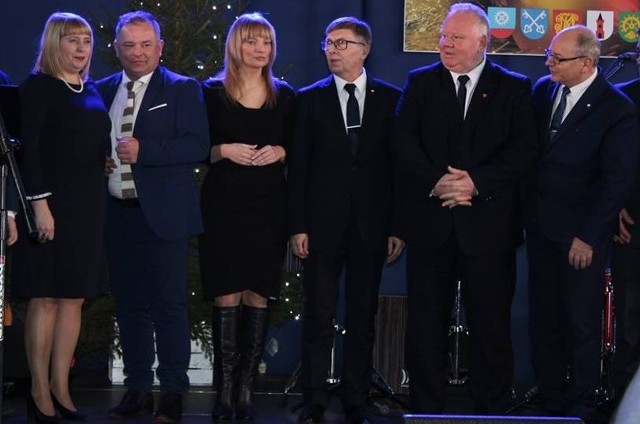 Na scenie od lewej: Dorota Duda - przewodnicząca Rady Powiatu, Michał Pękala - burmistrz Radoszyc, Dorota Łukomska - burmistrz Stąporkowa, Andrzej Lenart - starosta konecki, Bogdan Soboń - wicestarosta konecki.