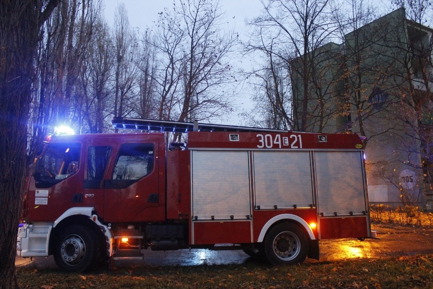 Tragiczny pożar na Morcinka w Łodzi. Nie żyje 80-letnia kobieta [ZDJĘCIA]