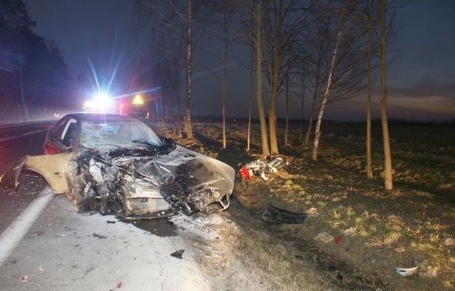 32-letni kierowca osobówki oraz jego pasażer nie odnieśli żadnych obrażeń ciała. Teraz szczegółowe okoliczności zdarzenia wyjaśniają bielscy policjanci.