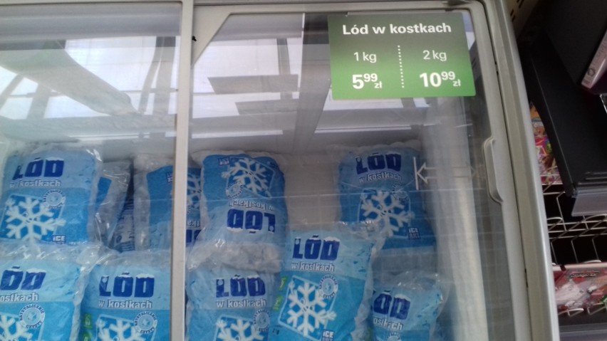 Zimne napoje na nadchodzące upały. Gdzie najlepiej kupić lód w kostkach?