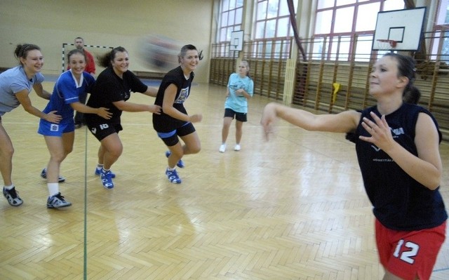 Piłkarki ręczne  Słupi podczas ćwiczeń w słupskiej Szkole Podstawowej nr 3.