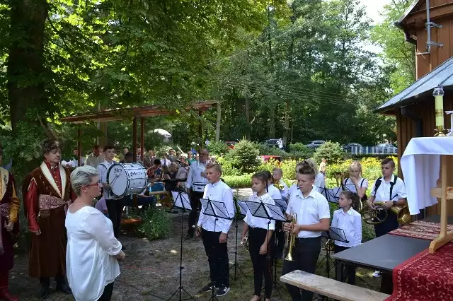 Tak wyglądał występ muzyczny Orkiestry Dętej Gminy Klwów. Tym razem młodzi muzycy grali na mszy świętej w Borowinie.