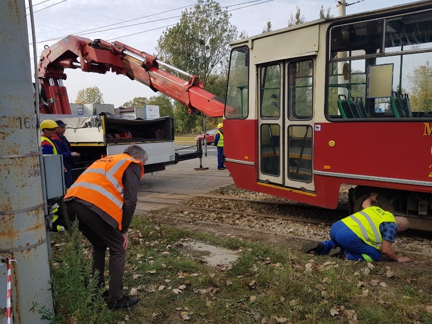 Wykolejony tramwaj po zderzeniu z autobusem na ulicy Wschodniej. Są ranni