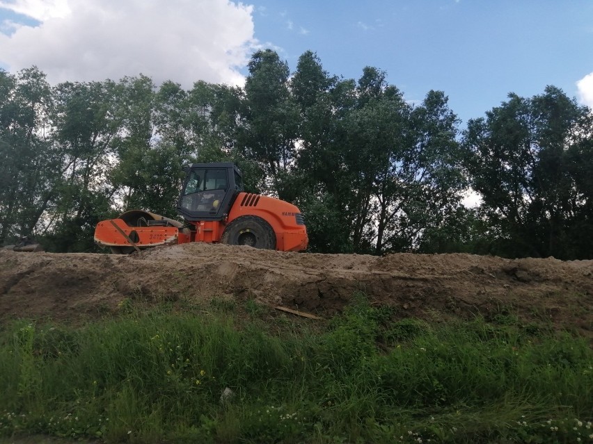 Wznowiono prace na wałach Koprzywianki w ramach ochrony przeciwpowodziowej Sandomierza [ZDJĘCIA]