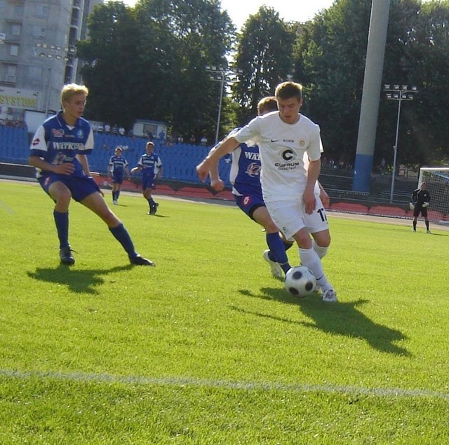 Juniorzy starsi Stali Rzeszów (niebieskie stroje) pewnie pokonali Stal Sanok 5-0.