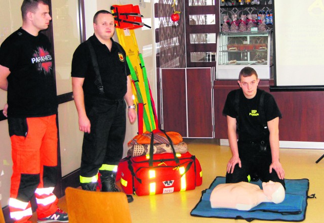 Pokazy ratownictwa medycznego w przysuskiej szkole przeprowadzili strażacy z Ochotniczej Straży Pożarnej.
