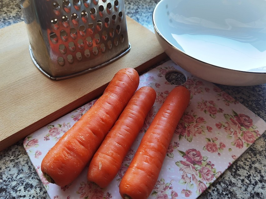Zacznij od umycia warzyw. Obierz marchewki i zetrzyj na...