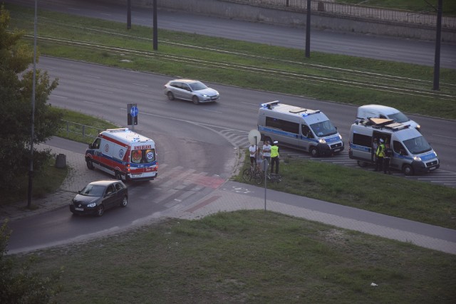 Kobieta ma uraz klatki piersiowej i twarzoczaszki.