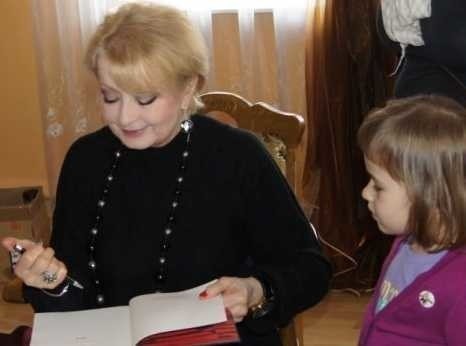 Magdalena Zawadzka-Holoubek chętnie rozdawała autografy mieszkańcom Krasocina.
