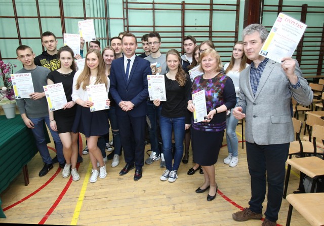 Część klasy IIIF ze „Śniadka” z posłem Michałem Cieślakiem, dyrektor szkoły Bożeną Potocką i wychowawcą Waldemarem Tomalą.