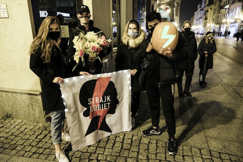 Protest kobiet w Toruniu. Demonstranci wsparli sprzedawców przy bramie cmentarza ZDJĘCIA