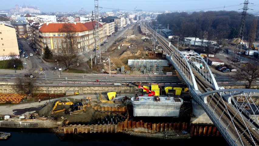 Kraków. Widać już pierwsze elementy nowego mostu na Wiśle