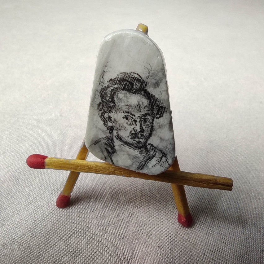 Juliusz Słowacki ołówkiem na howlicie, 19x27 mm