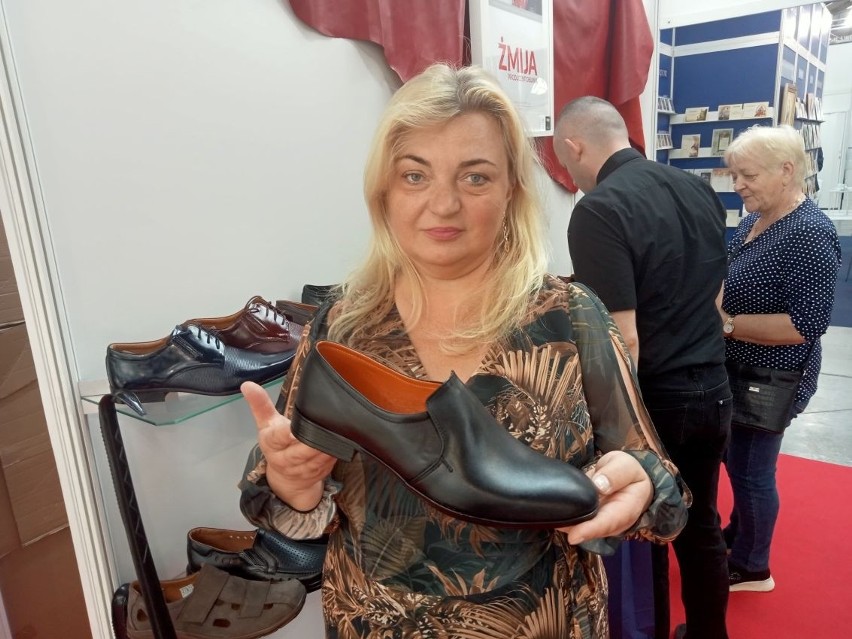 - Buty w stylu papieskim, taki model szyliśmy dla papieża...