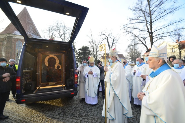 W sobotę w Poznaniu rozpoczęły się uroczystości pożegnania obrazu Matki Boskiej Częstochowskiej w Archidiecezji Poznańskiej. Pożegnanie obrazu zakończyło się w niedzielę, o godz. 12 w katedrze na Ostrowie Tumskim uroczystą mszą.Kolejne zdjęcie --->