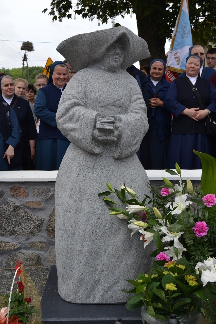 Nowy Wiec: Biskup poświęcił figurę błogosławionej Marty Wieckiej [ZDJĘCIA]