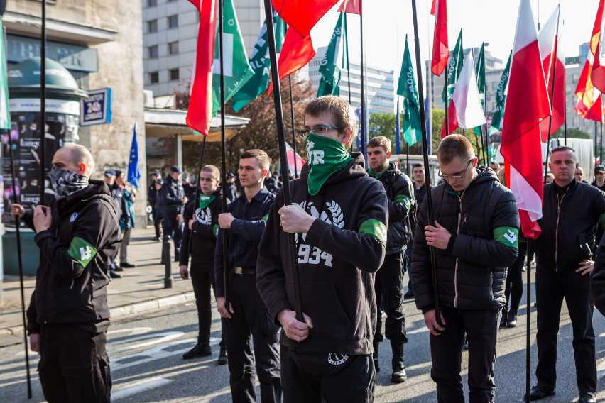 Marsz ONR w Warszawie [ZDJĘCIA] Narodowcy świętowali, Obywatele RP chcieli zablokować pochód