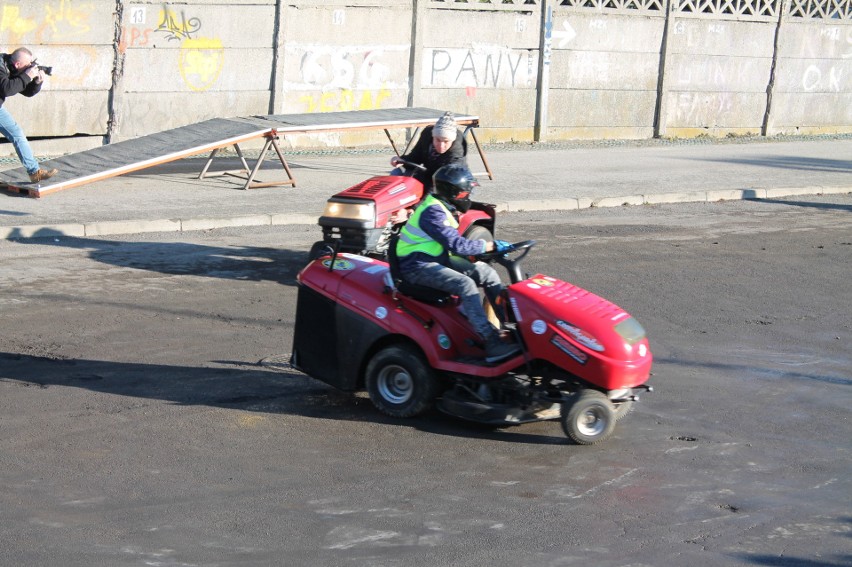 WOŚP 2020 Gorlice. Wielkoorkiestrowy kręciołek z wyścigiem kosiarek. Na starcie stanęły też poczciwe maluchy i motory z koszem [FOTO, WIDEO]