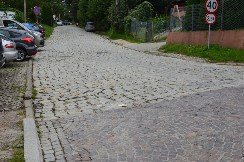 Wieliczka. Dziury w środku miasta. Mieszkańcy żądają budowy chodnika i remontu drogi 