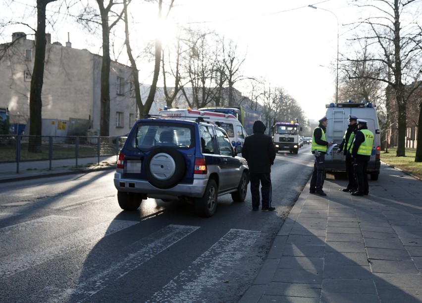 Wypadek na Radwańskiej w Łodzi. Piesza potrącona na pasach przez mitsubishi [ZDJĘCIA]