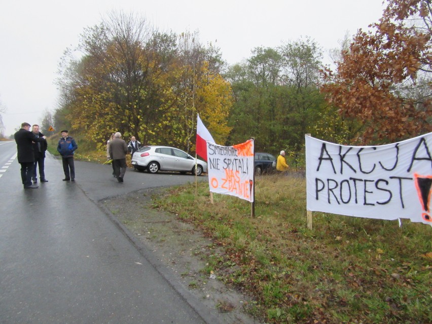 Protest mieszkańców Dębca w sprawie wysypiska odpadów