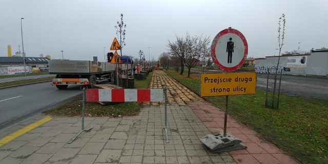 Rozpoczęła się budowa drugiej części chodnika i drogi dla rowerów wzdłuż ulicy Szarych Szeregów.