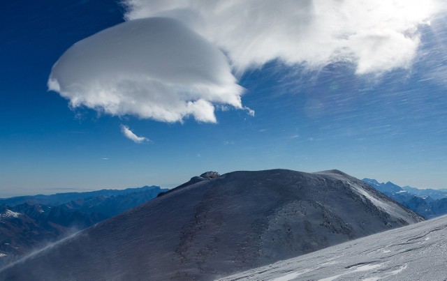 Elbrus leży w Rosji, tuż przy granicy z Gruzją.