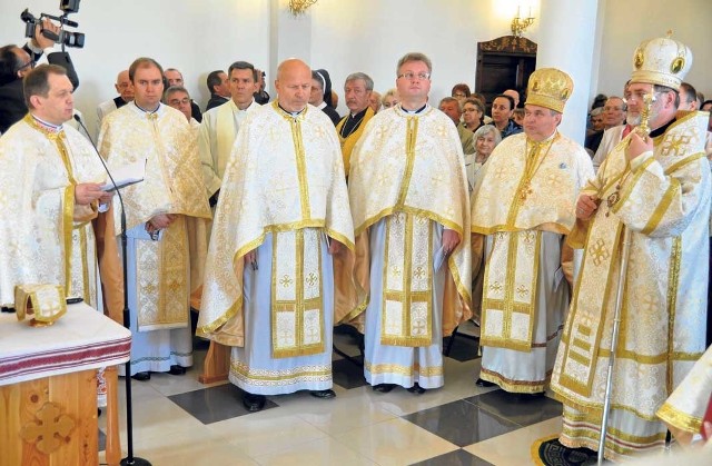 Proboszcz Arkadiusz Trochanowski (z lewej) wita biskupa Włodzimierza Juszczaka w cerkwi