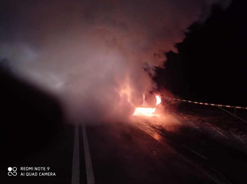 Na drodze krajowej nr 28 w Cisowej w powiecie przemyskim spłonął hybrydowy lexus [ZDJĘCIA]