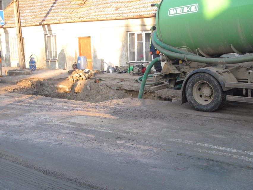 Trwa usuwanie poważnej awarii wodociągu w Skalbmierzu. W kilku miejscowościach przerwy w dostawie wody. Są też utrudnienia w ruchu