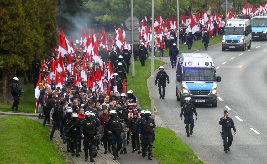 Przemarsz kibiców Resovii na derby Rzeszowa ze Stalą [ZDJĘCIA]