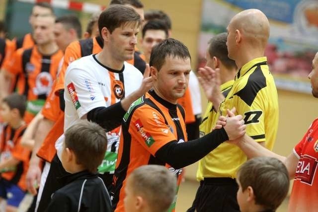 Piłkarze halowi FC Toruń (na pierwszym planie kapitan zespołu Mykola Morozow) pewnie kroczą do Futsal Ekstraklasy