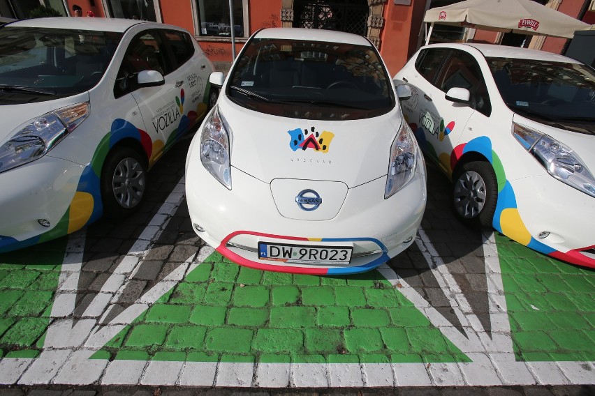 Miejska wypożyczalnia samochodów elektrycznych działa we...
