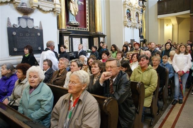 We mszy uczestniczyły tłumy wiernych.