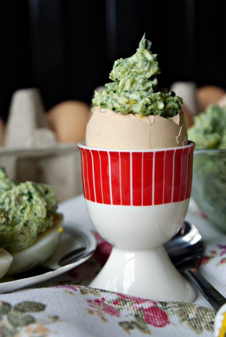 Wielkanocne jajka faszerowane na zielono.