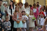 Zakończenie oktawy Bożego Ciała w bazylice pw. Narodzenia NMP w Gorlicach. Tłum dzieci przed świątynią