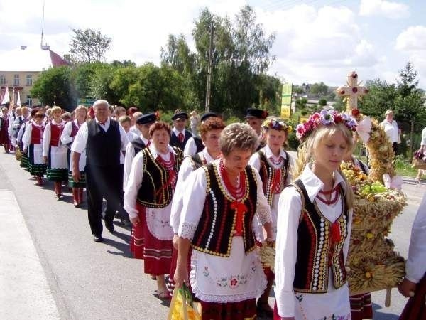 Tradycyjny korowód dożynkowy w Mircu