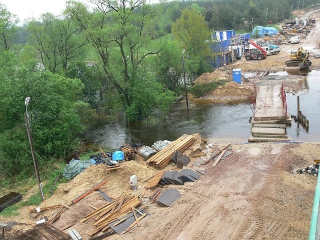 Teren bazy budowy ekspresowej "Siódemki&#8221; w Skarżysku woda już opuściła. Wciąż jednak zalane są okoliczne łąki.