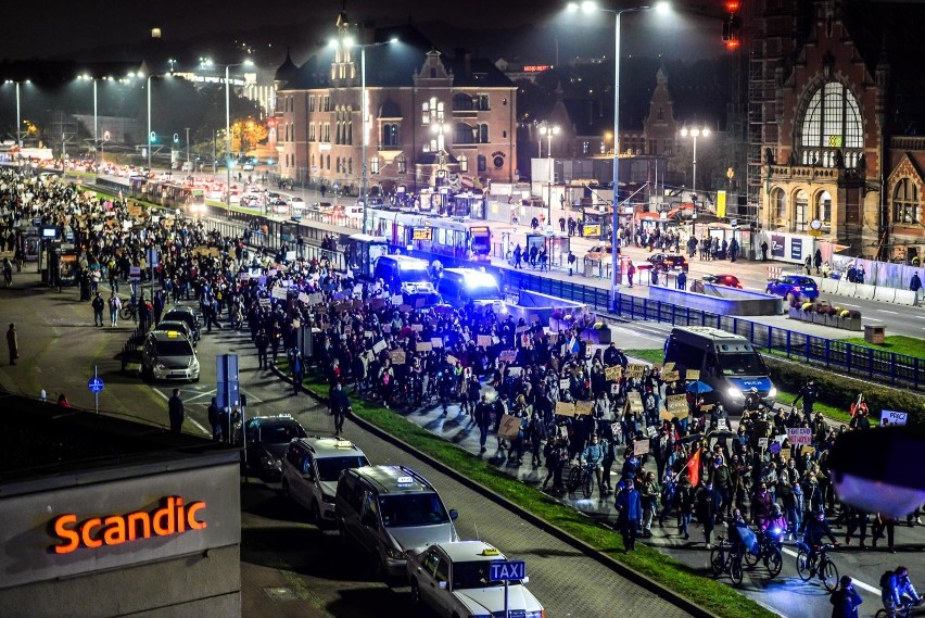 Poniedziałek 26.10.2020 r. jest kolejnym dniem protestów po...