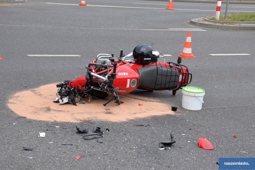 Wypadek we Włocławku. Zderzenie motocykla z osobową skodą [zdjęcia, wideo]