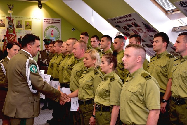 Akty mianowania na kaprala SG kilkunastu strażnikom, absolwentom kursu podoficerskiego, wręczył komendant Bieszczadzkiego Oddziału Straży Granicznej, gen. bryg. SG Robert Rogoz. Nowo mianowani funkcjonariusze w najbliższych dniach zostaną skierowani do służby w placówkach SG w Lubaczowie, Korczowej oraz Medyce.Zobacz także: Niecodzienna interwencja. Straż graniczna uratowała młodego bociana