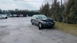 Poranny wypadek pod Kielcami. Zderzyły się dwa auta, jeden z kierowców zabrany do szpitala. Zobacz zdjęcia