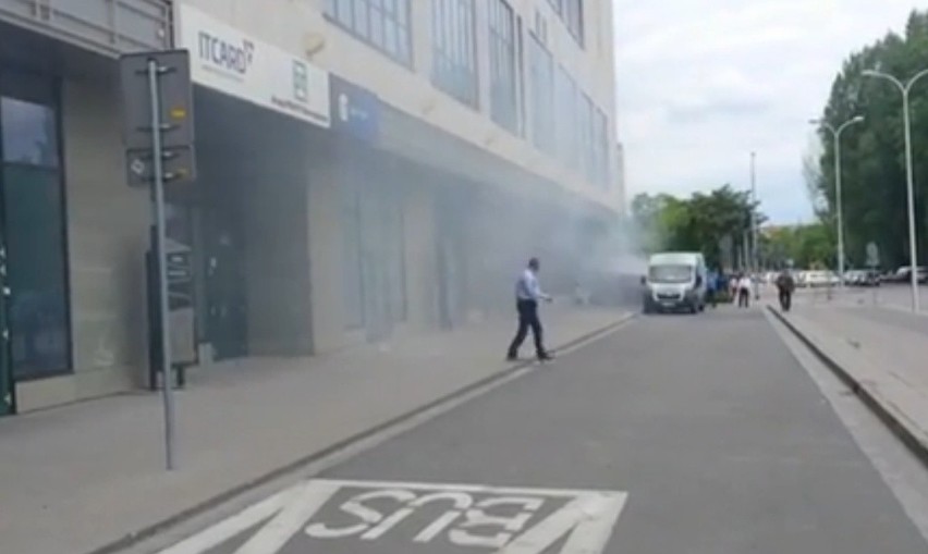 Pełno dymu w galerii Sky Tower, ludzie uciekali ze sklepów (ZDJĘCIA, FILM)