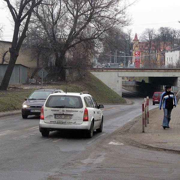 Wąskie, nieprzystosowane do ruchu ciężkich samochodów ulice, nie zachęcają firm do lokowania w Dębicy swoich inwestycji.