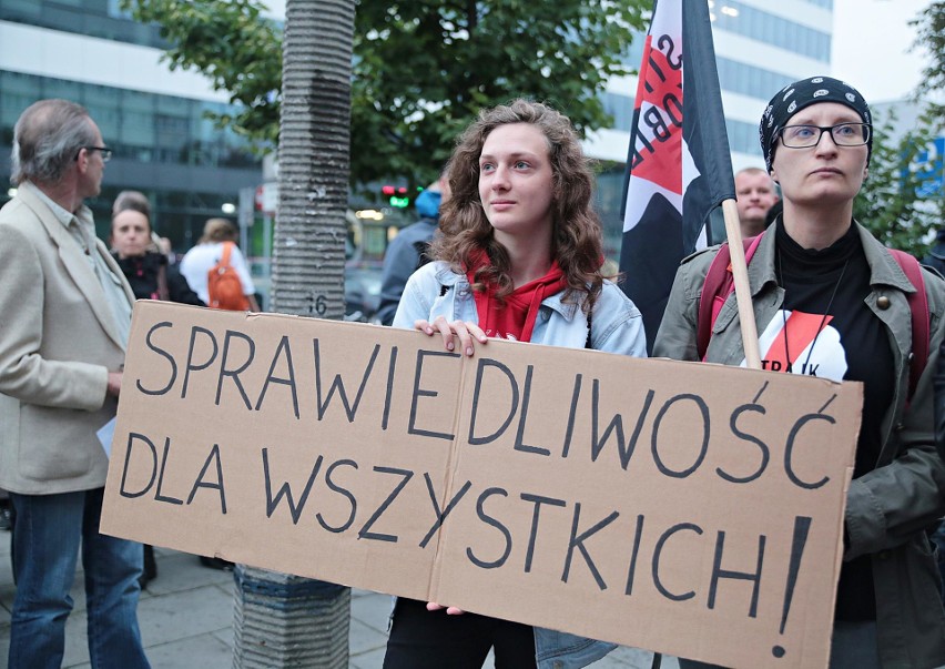 Kraków. Mieszkańcy protestowali przeciwko reformie sądownictwa [ZDJĘCIA]