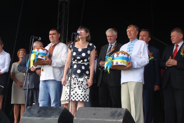Delegacja z Wołoczysk na powiatowo-gminnych dożynkach w podmiechowskich Nasiechowicach w 2014 roku.