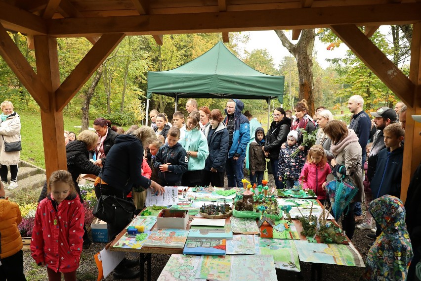 Akcja „Czyste zielone miasta” odbyła się w miejskim parku na...