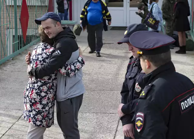 Wcieleni do armii Putina żegnają się z bliskimi w Wołgogradzie.